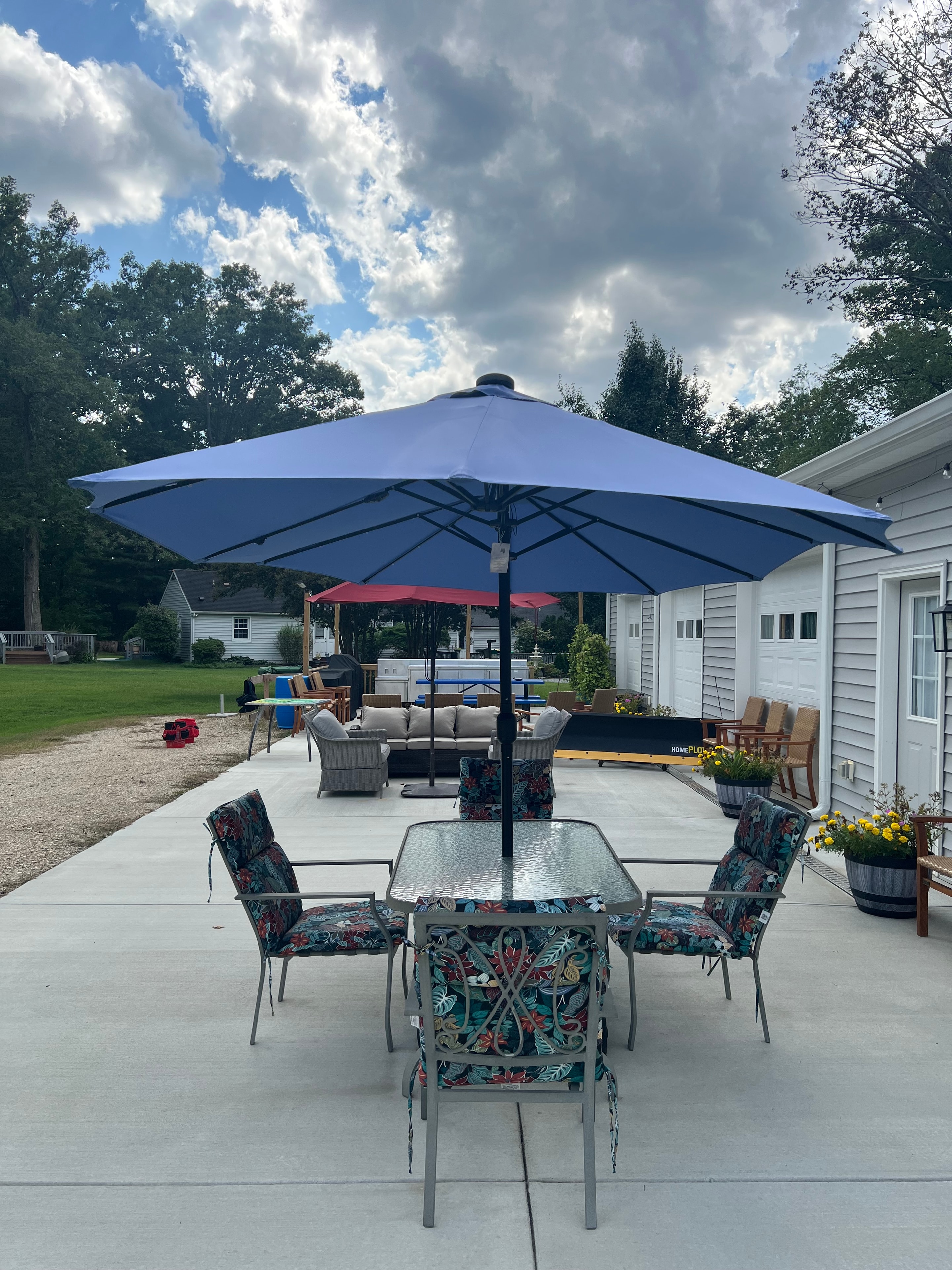 Carib Comfort patio with umbrella and outdoor dining